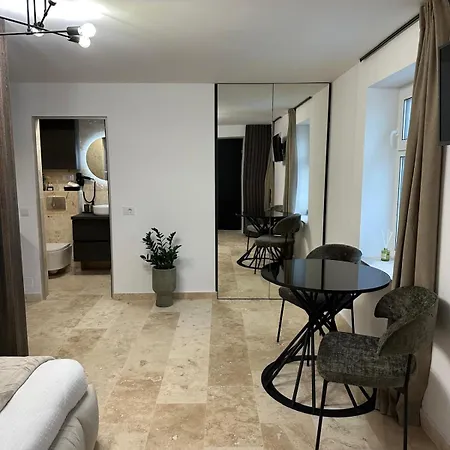 Fain Apartment *